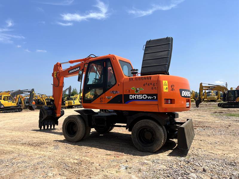 Used Doosan DH220-7 tire excavator | No. 24531-5